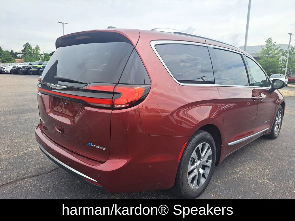 Used 2023 Chrysler Pacifica Pinnacle FWD image 3