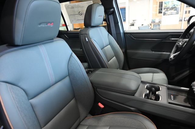 New 2026 GMC Acadia AT4 w/ Luxury Package AWD/4WD image 8