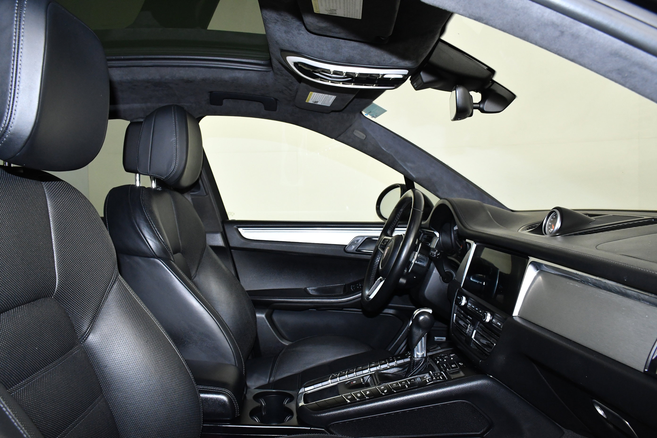 Used 2020 Porsche Macan Turbo image 26