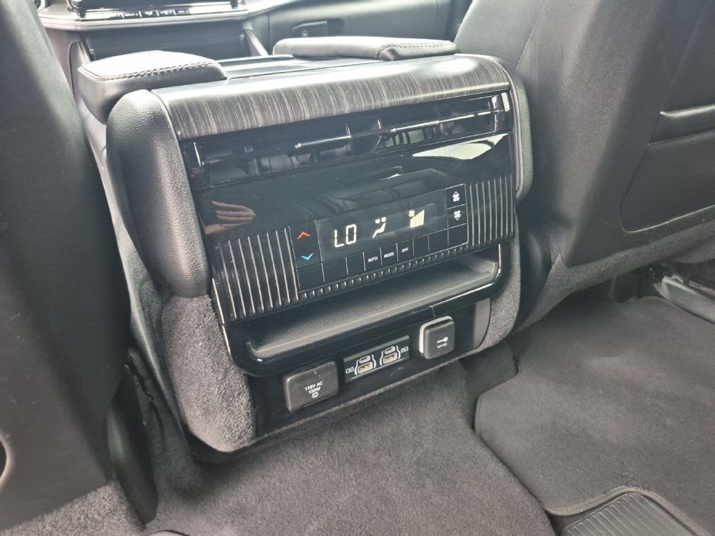 Used 2024 Jeep Wagoneer Series II w/ Flexible Seating Group AWD/4WD image 16