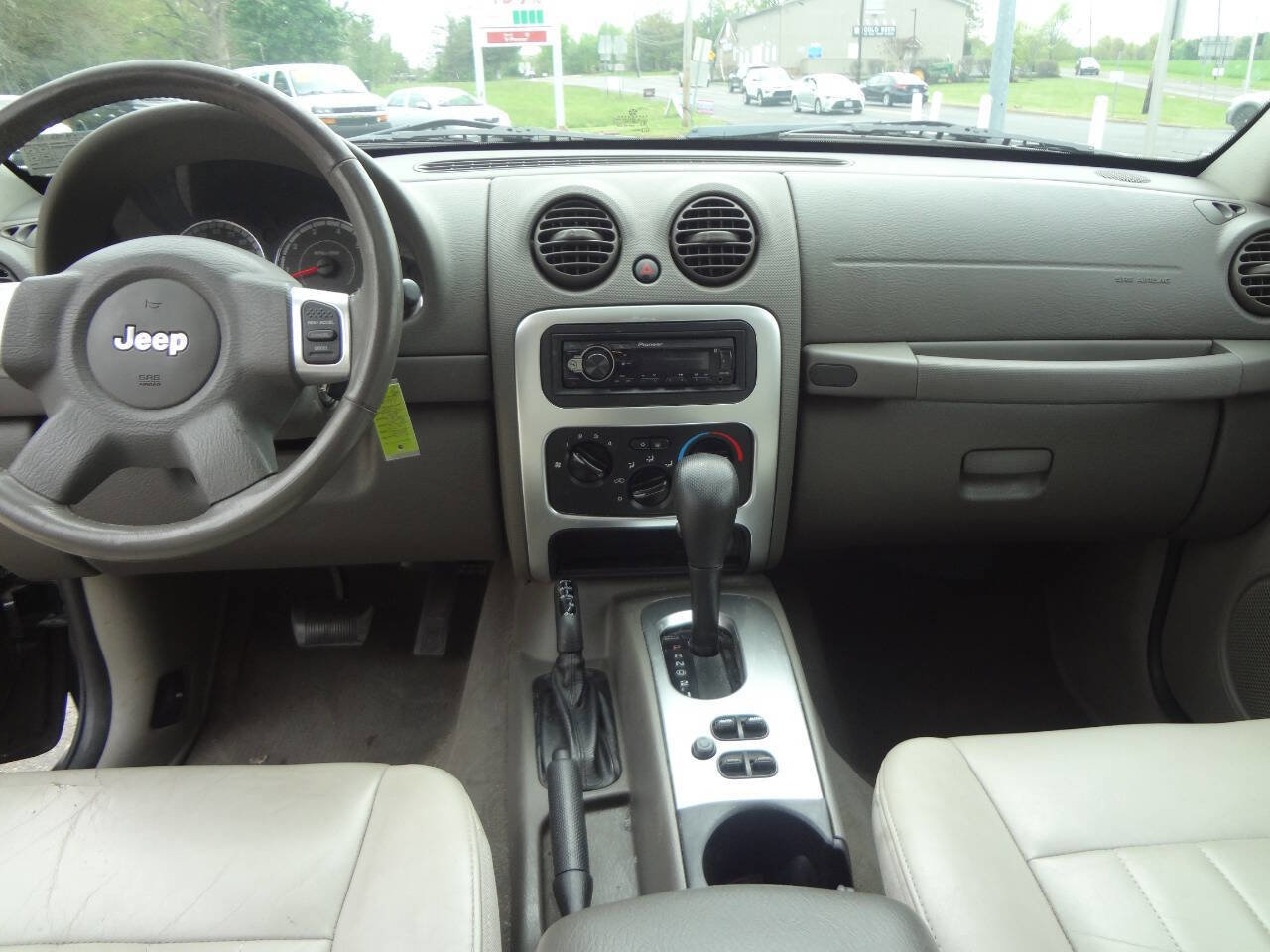 Used 2005 Jeep Liberty Limited AWD/4WD image 12