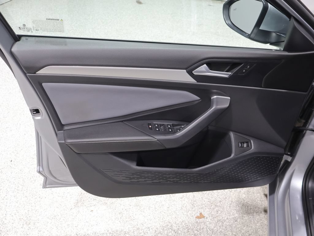 Used 2025 Volkswagen Jetta SE FWD image 14