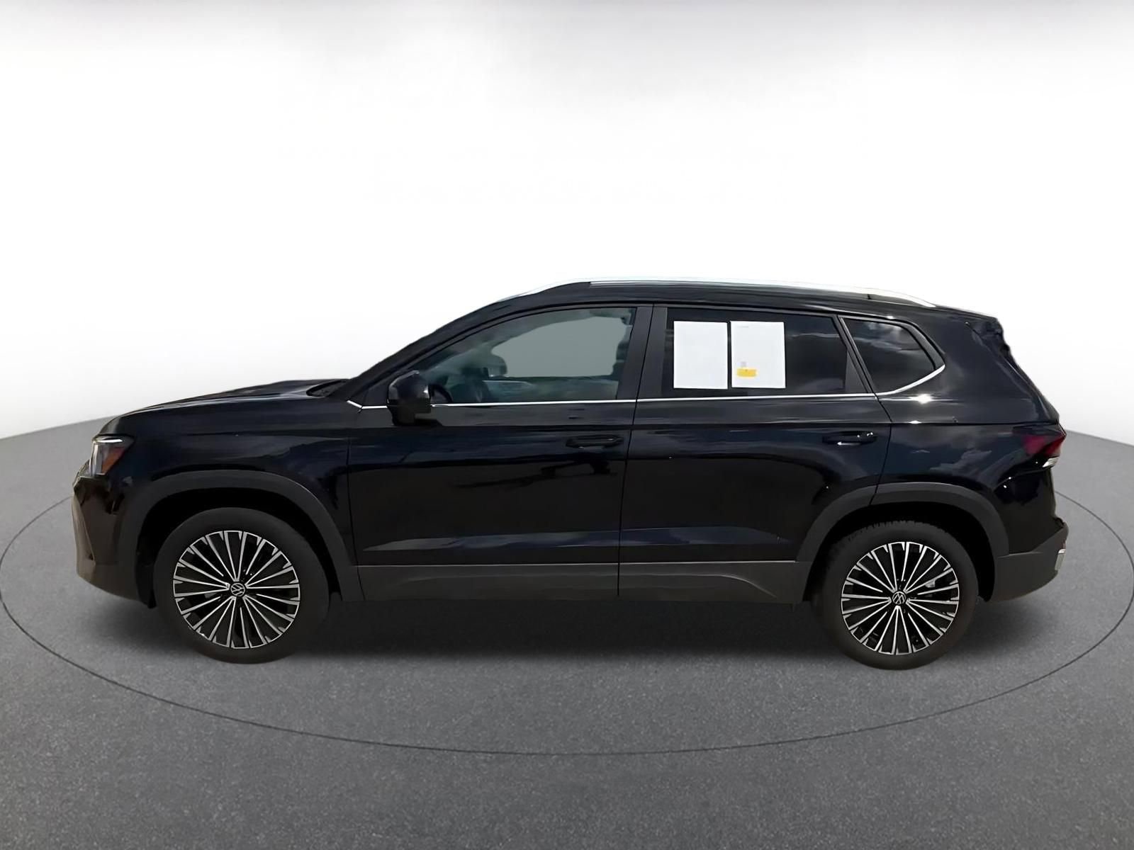 Used 2025 Volkswagen Taos SE FWD image 9