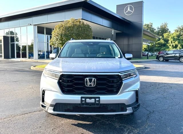 Used 2025 Honda Pilot Touring image 2