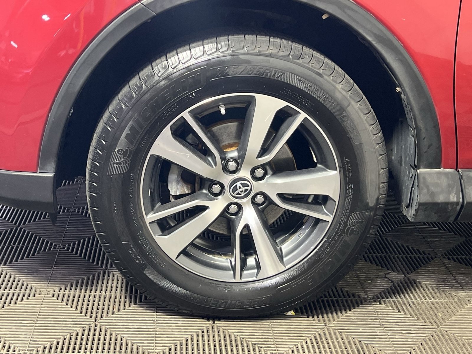 Used 2017 Toyota RAV4 XLE w/ Carpet Mat Package AWD/4WD image 12