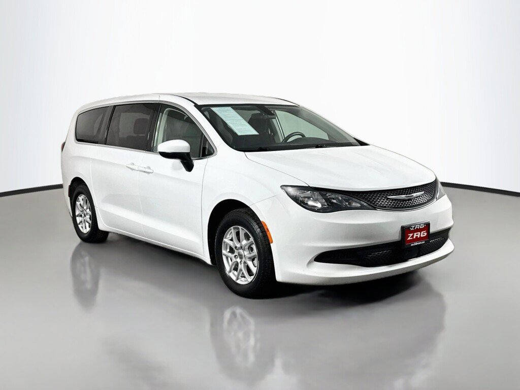 Used 2021 Chrysler Voyager LX w/ Cold Weather Group FWD image 7