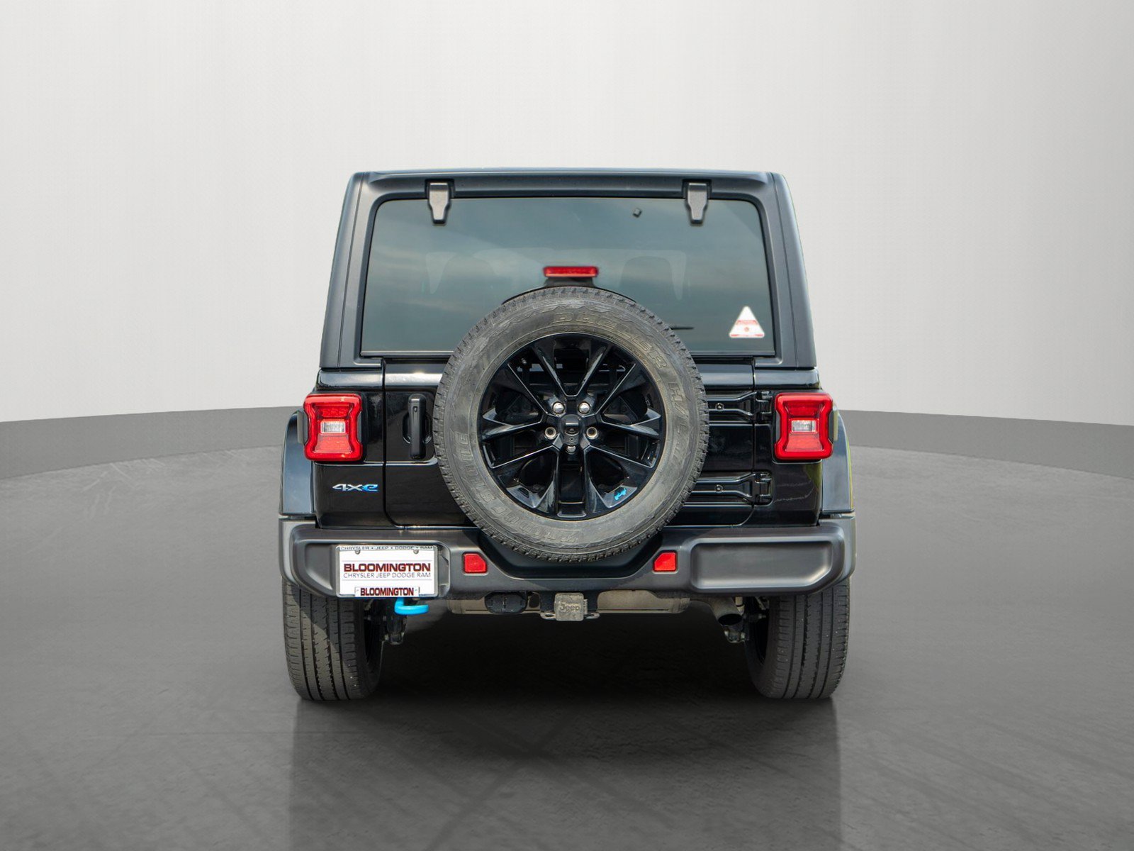 Used 2023 Jeep Wrangler Unlimited Sahara w/ Cold Weather Group AWD/4WD image 6