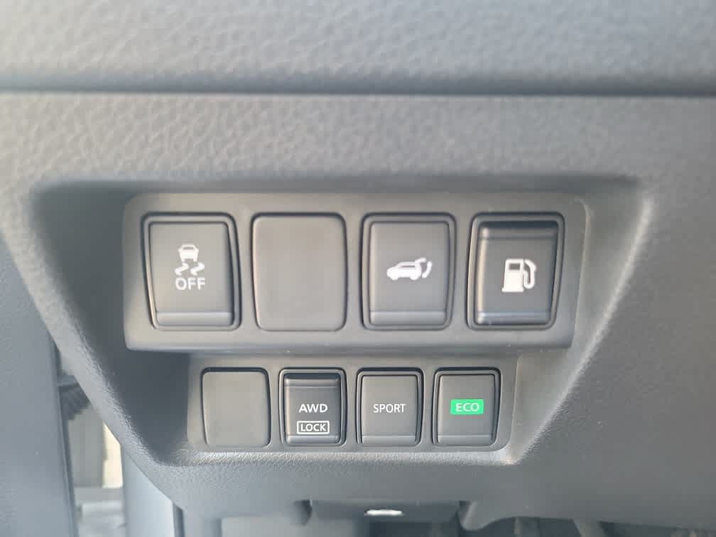 Used 2018 Nissan Rogue SV AWD/4WD image 19