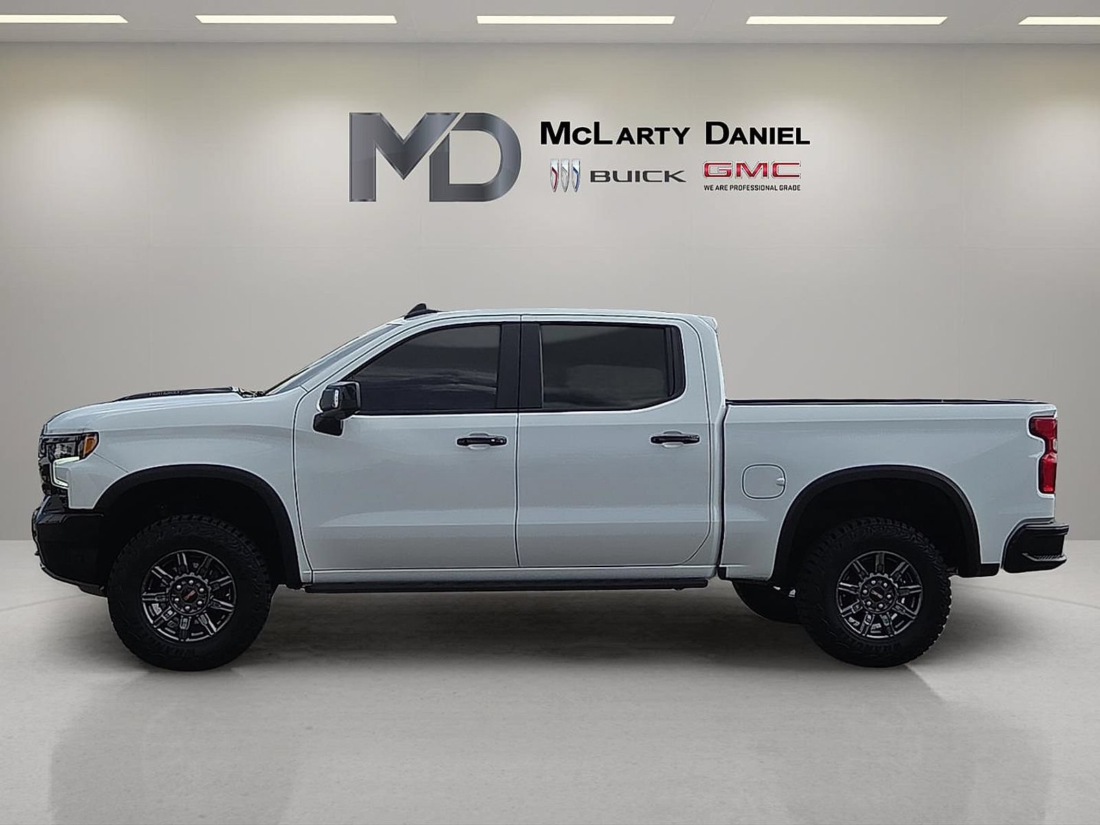 Used 2025 Chevrolet Silverado 1500 ZR2 w/ Technology Package AWD/4WD image 2