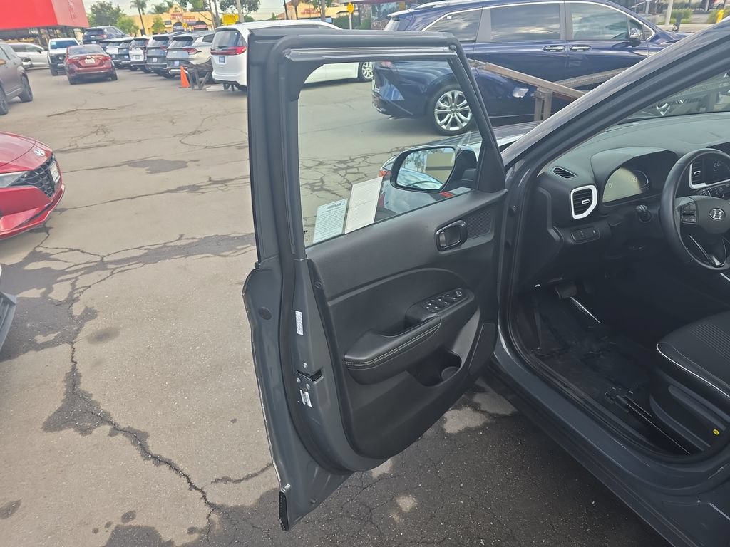 Used 2024 Hyundai Venue Limited FWD image 10