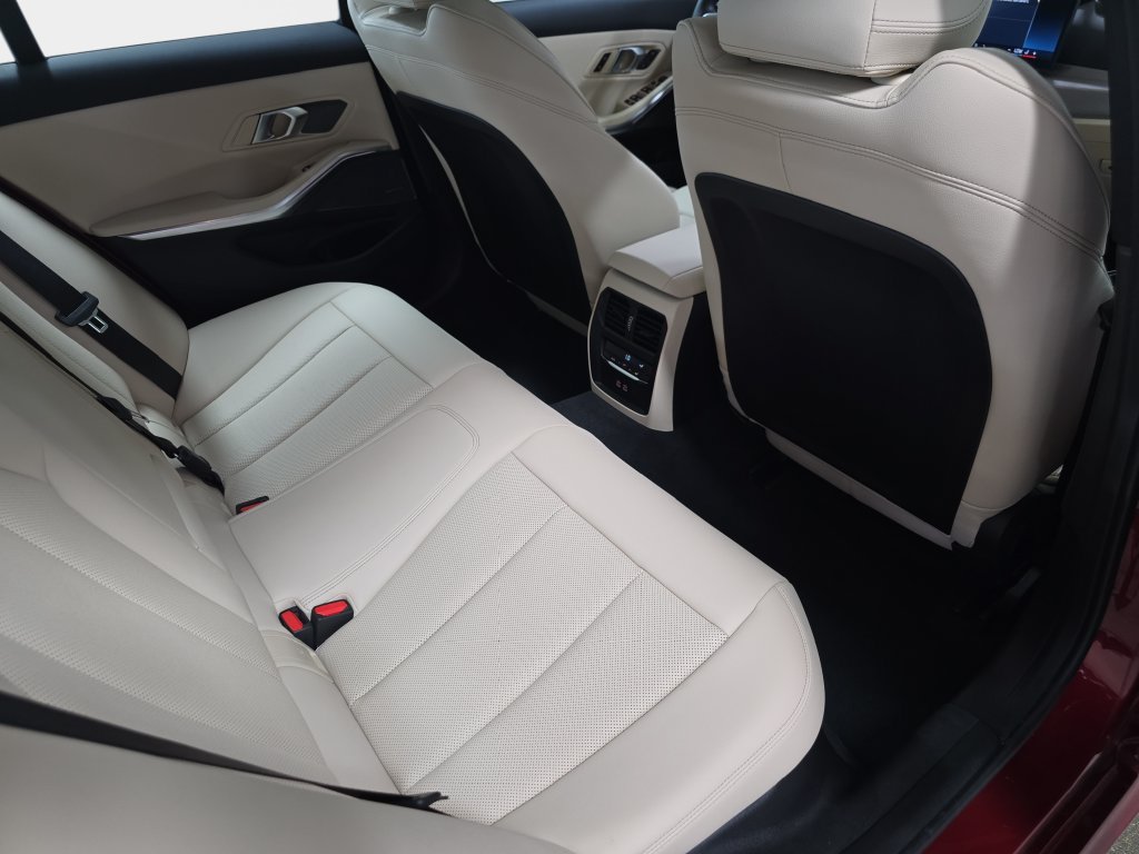 Used 2026 BMW 330i Sedan w/ M Sport Package RWD image 16