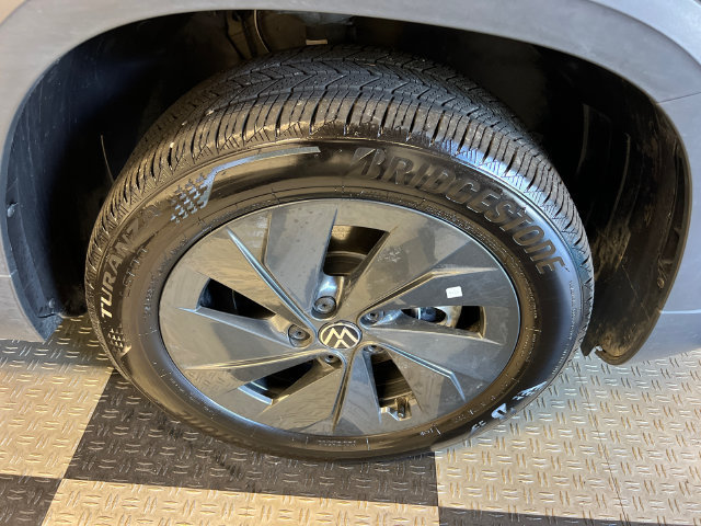 Certified 2025 Volkswagen Taos S FWD image 9