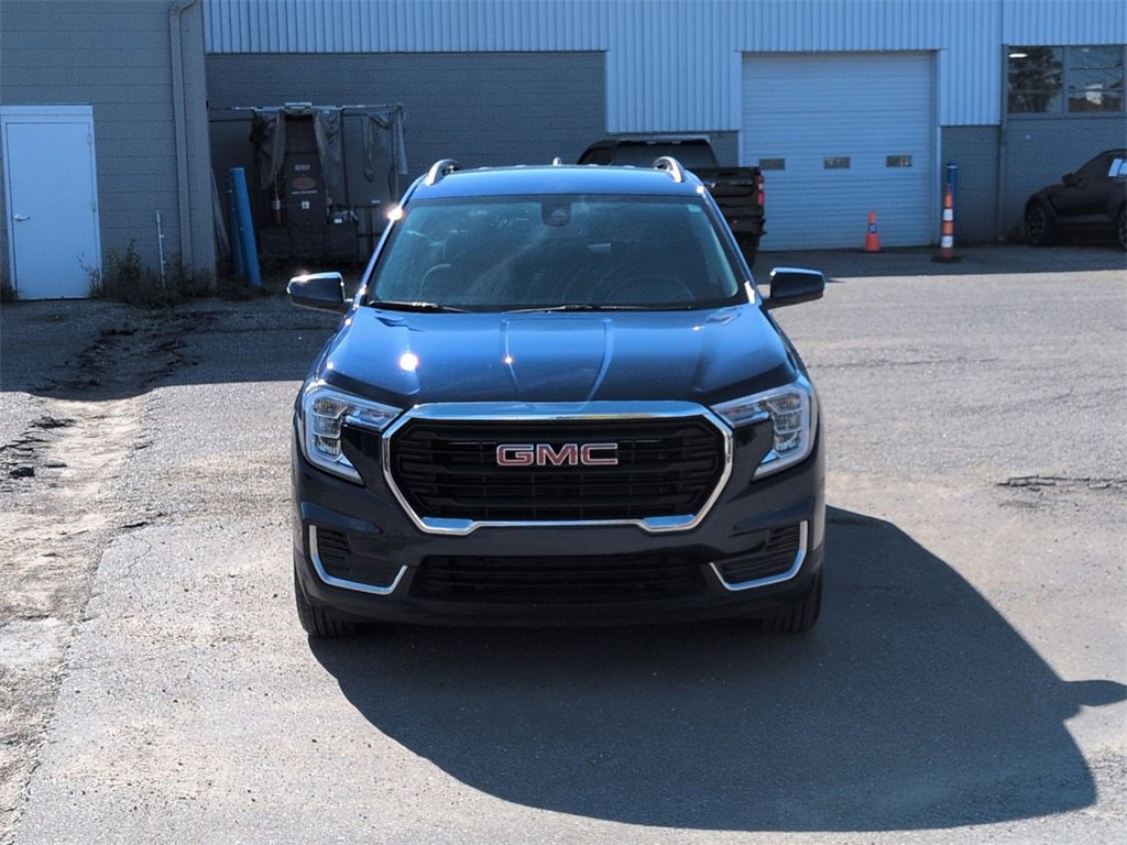 Used 2023 GMC Terrain SLE w/ Driver Convenience Package image 3