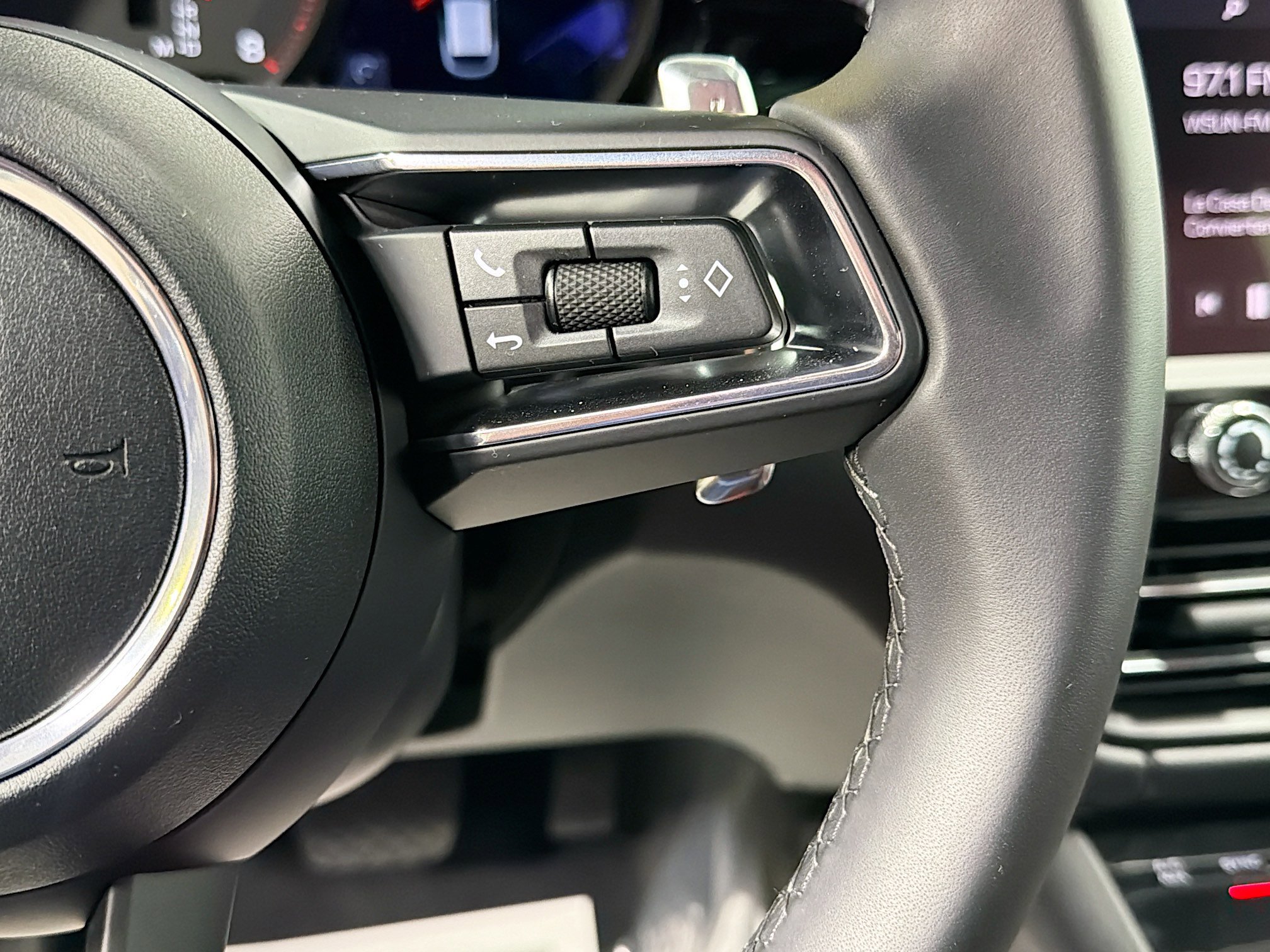 Certified 2026 Porsche Macan AWD/4WD image 38