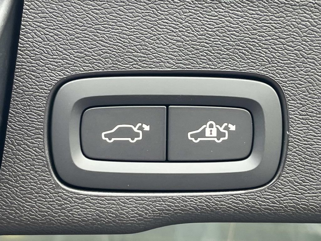 New 2026 Volvo XC60 B5 Ultra w/ Climate Package image 13