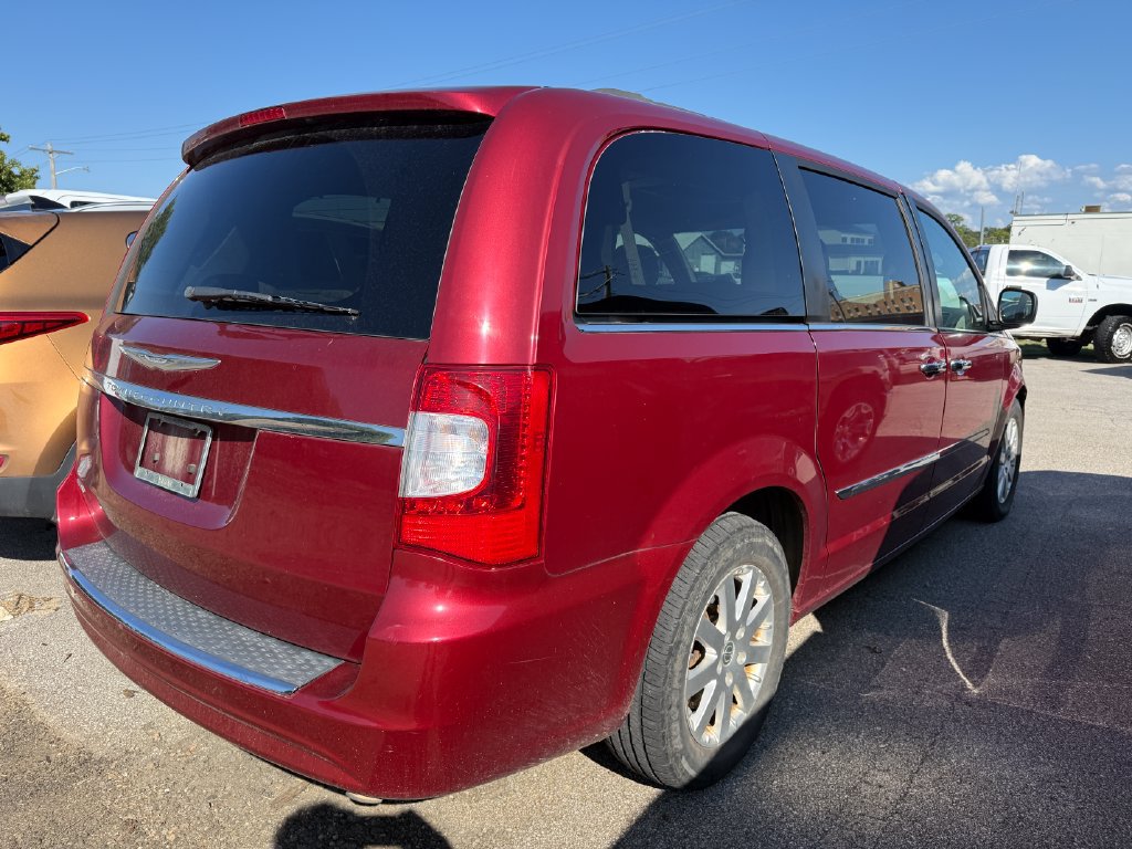 Used 2015 Chrysler Town & Country Touring w/ Driver Convenience Group FWD image 11