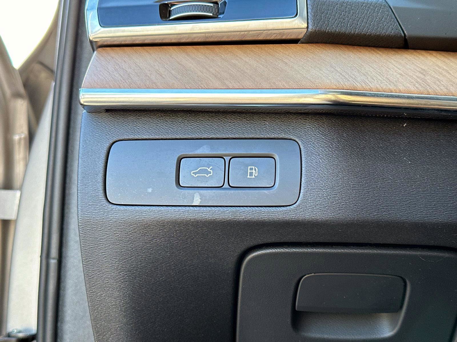 Certified 2024 Volvo XC90 T8 Plus w/ Protection Package Premier image 27