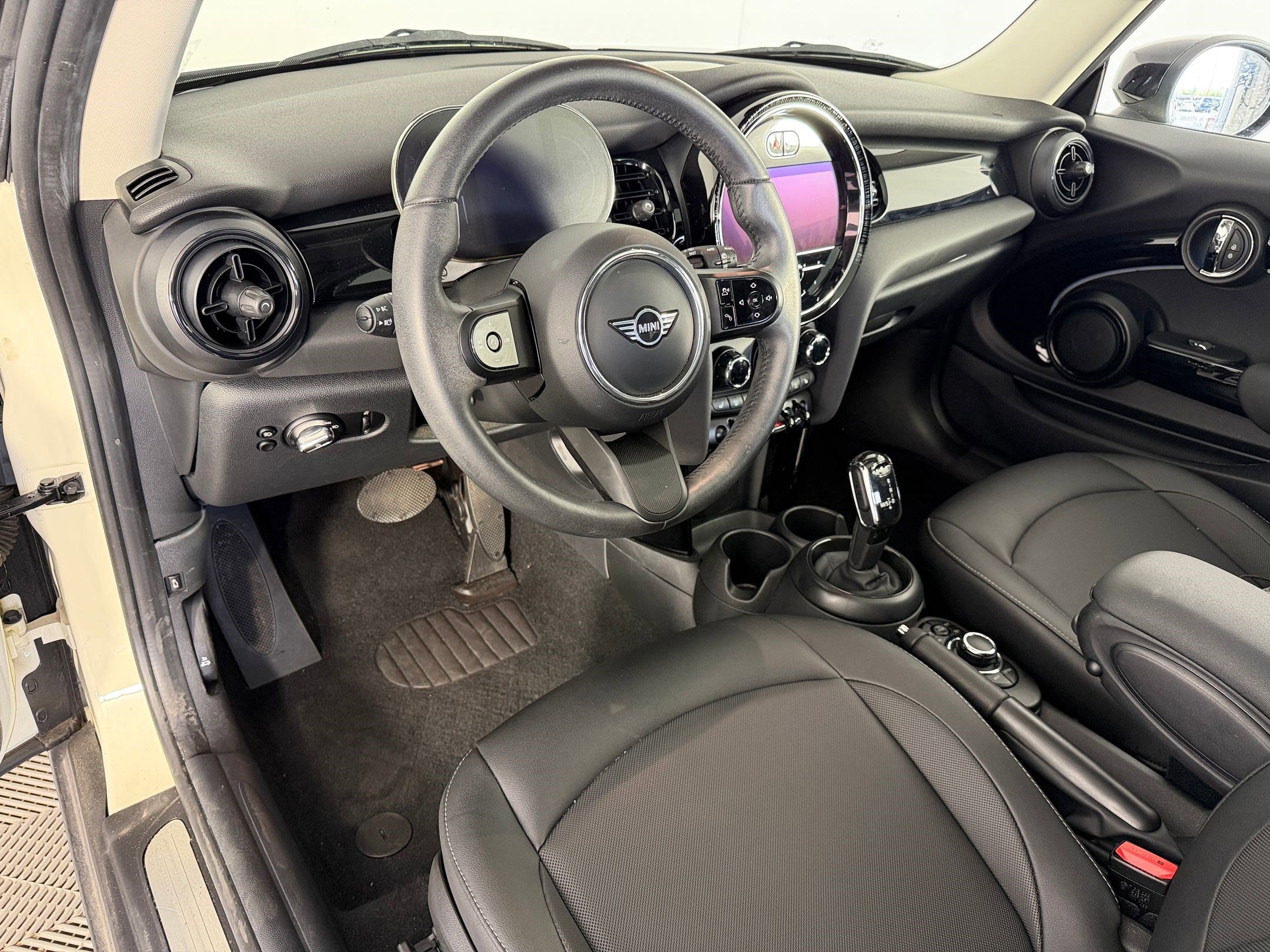 Used 2023 MINI Cooper 2-Door Hardtop image 4