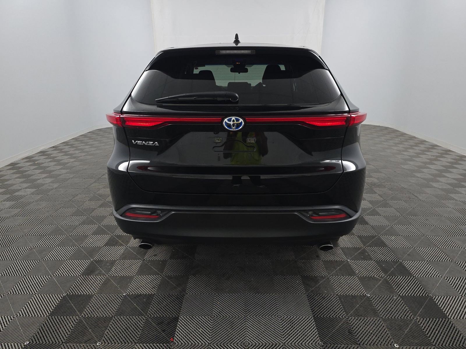 Used 2023 Toyota Venza LE AWD/4WD image 4