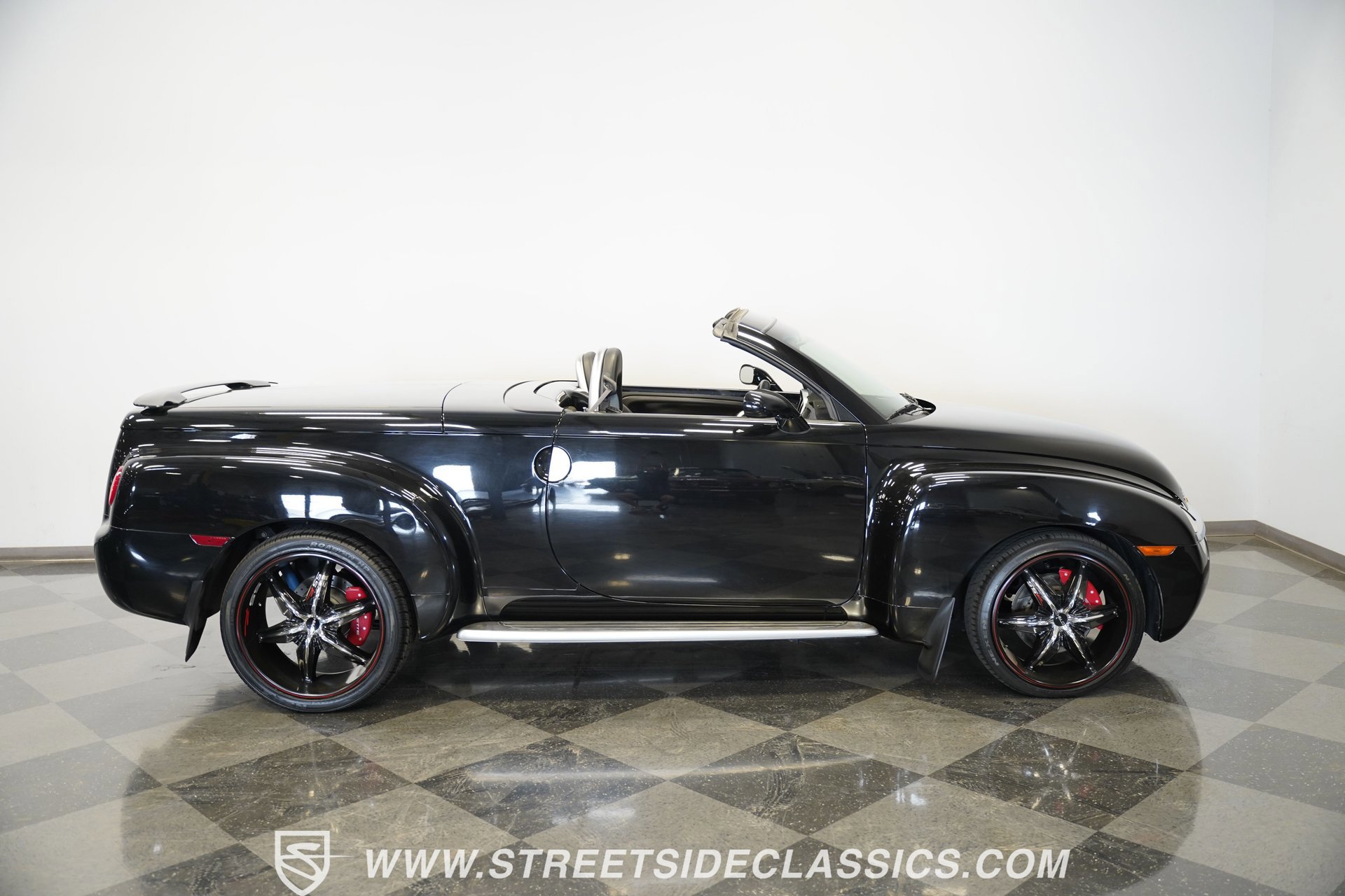 Used 2004 Chevrolet SSR w/ Preferred Equipment Group image 21