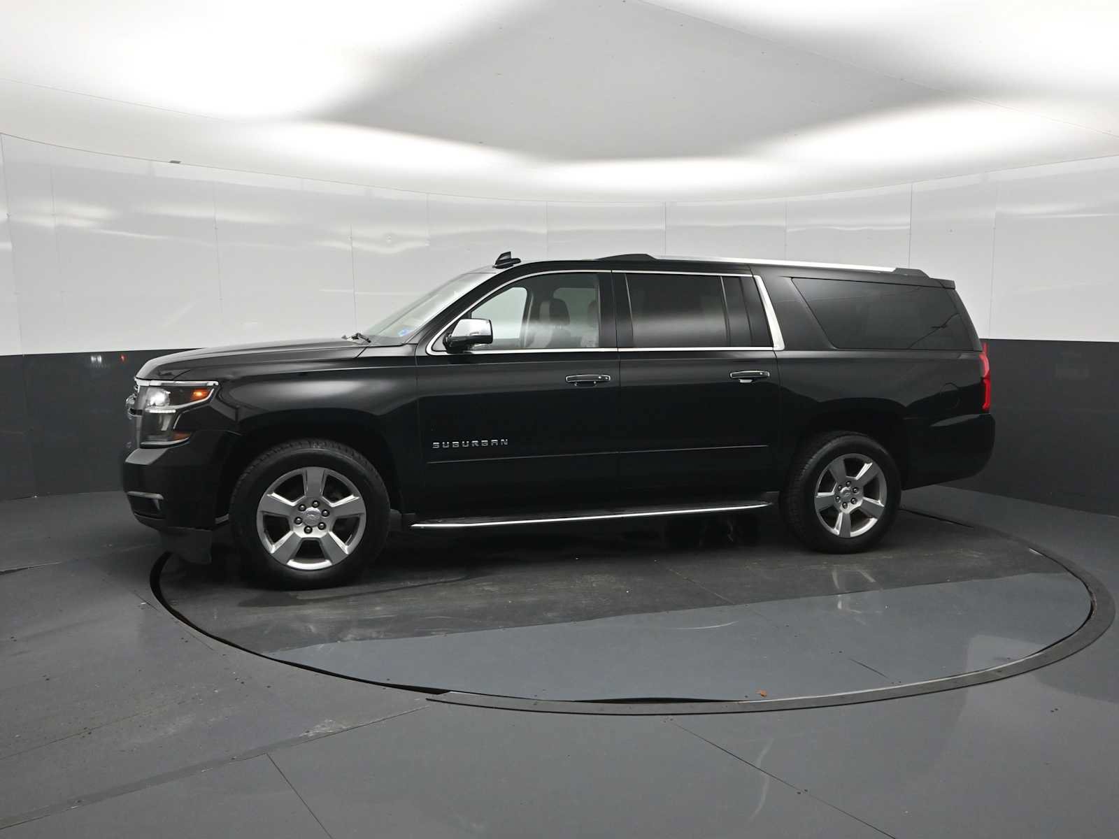 Used 2019 Chevrolet Suburban Premier AWD/4WD image 4