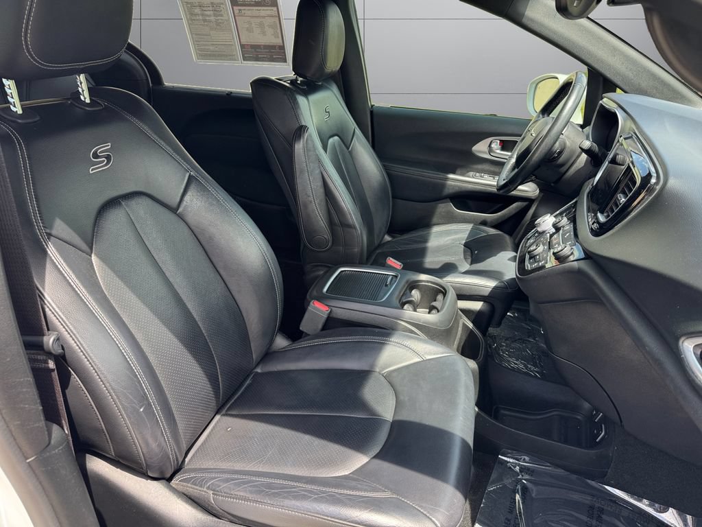 Used 2018 Chrysler Pacifica Touring-L Plus w/ S Appearance Package FWD image 17