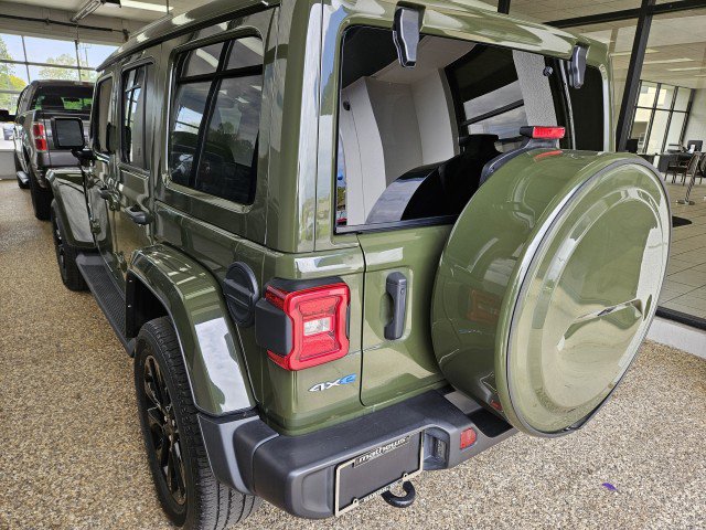 Used 2021 Jeep Wrangler Unlimited Sahara w/ Cold Weather Group AWD/4WD image 4
