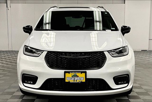 Used 2025 Chrysler Pacifica Limited image 4