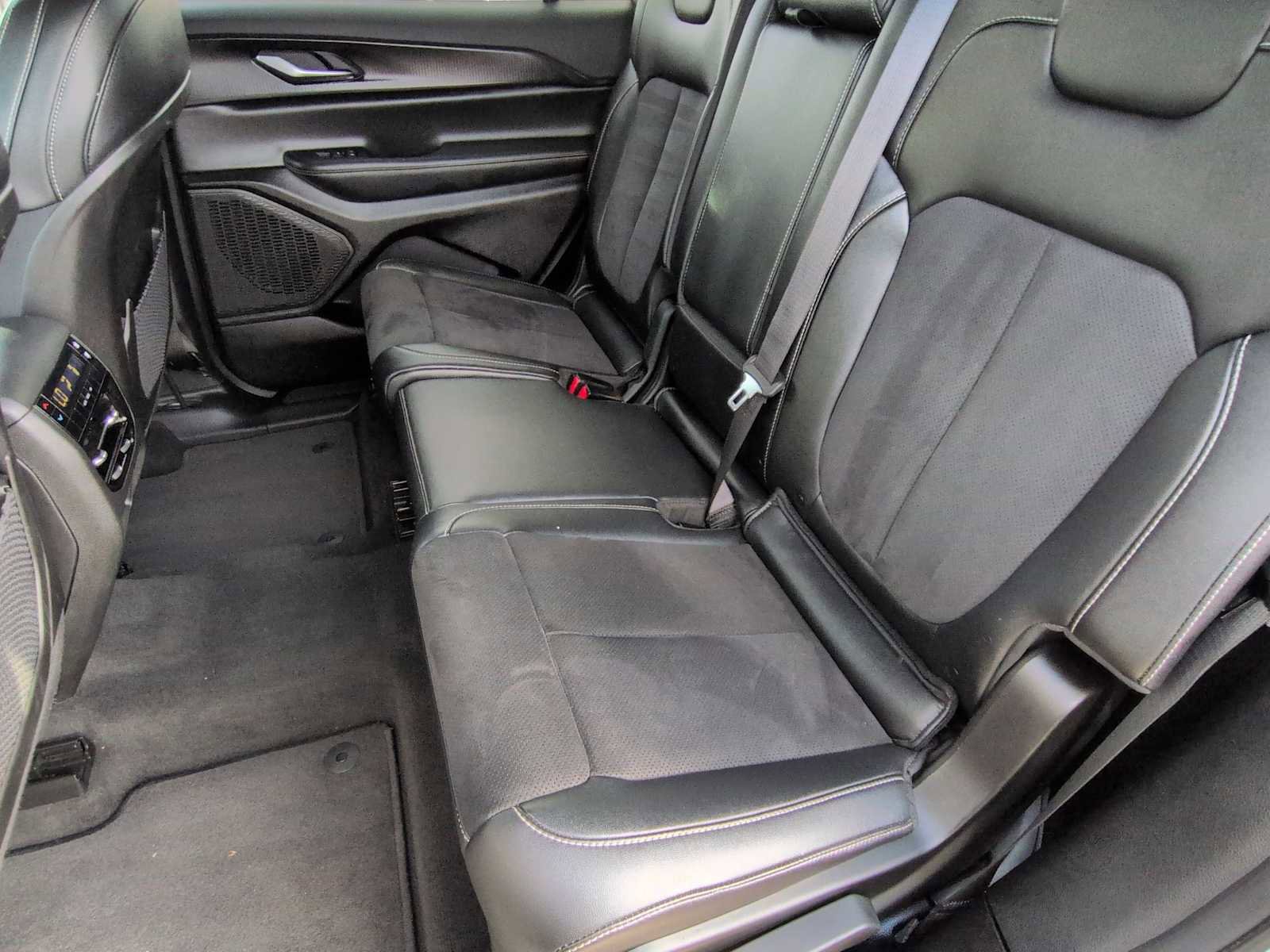 Used 2023 Jeep Grand Cherokee L Laredo image 19