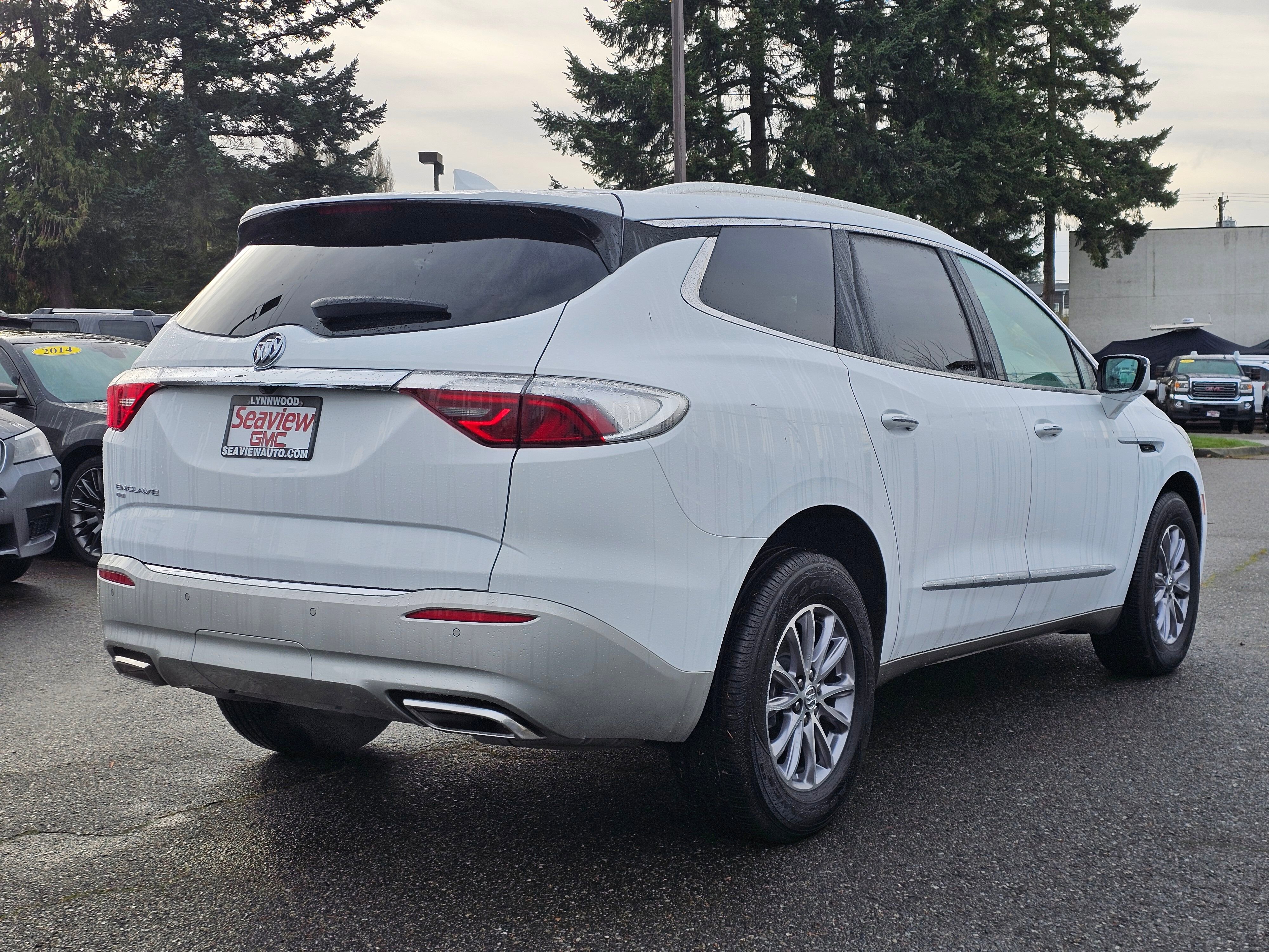 Used 2024 Buick Enclave Essence image 7