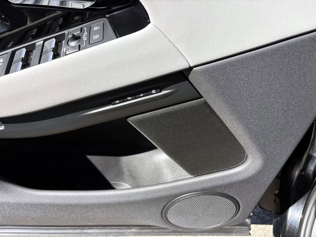 Certified 2025 Land Rover Range Rover Evoque Dynamic SE image 13