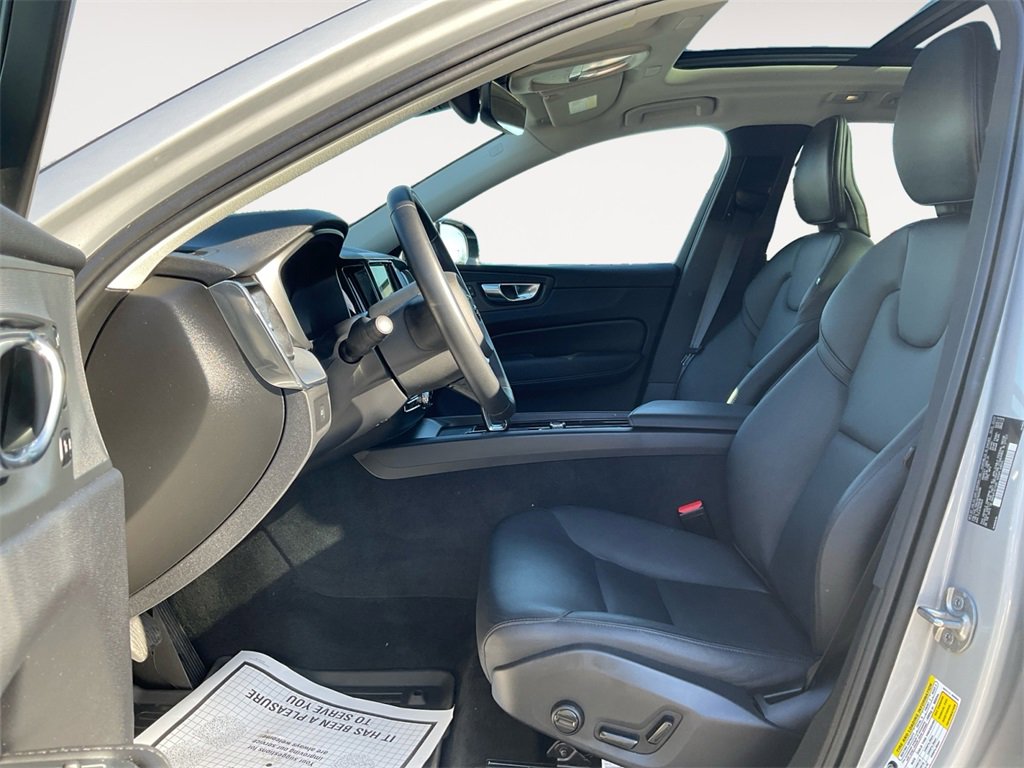 Used 2024 Volvo XC60 B5 Core image 9