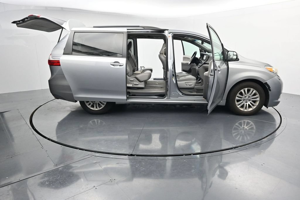 Used 2015 Toyota Sienna XLE w/ Four Season Floor Mat Package FWD image 27