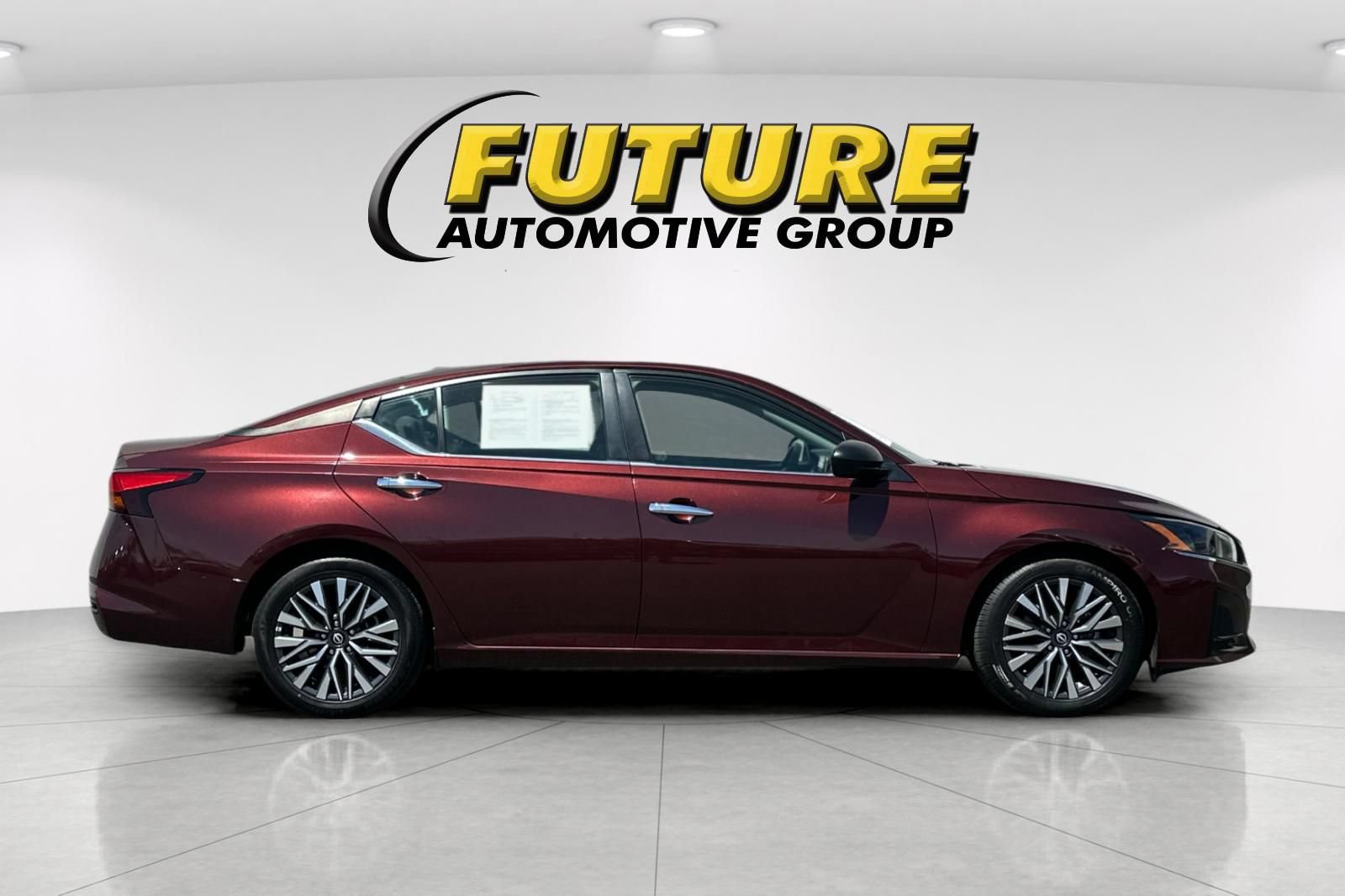 Used 2025 Nissan Altima 2.5 SV FWD image 3
