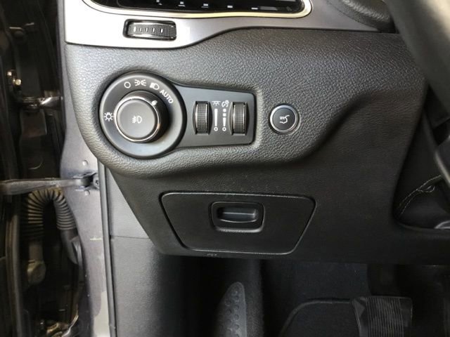 Used 2019 Jeep Cherokee Limited image 38