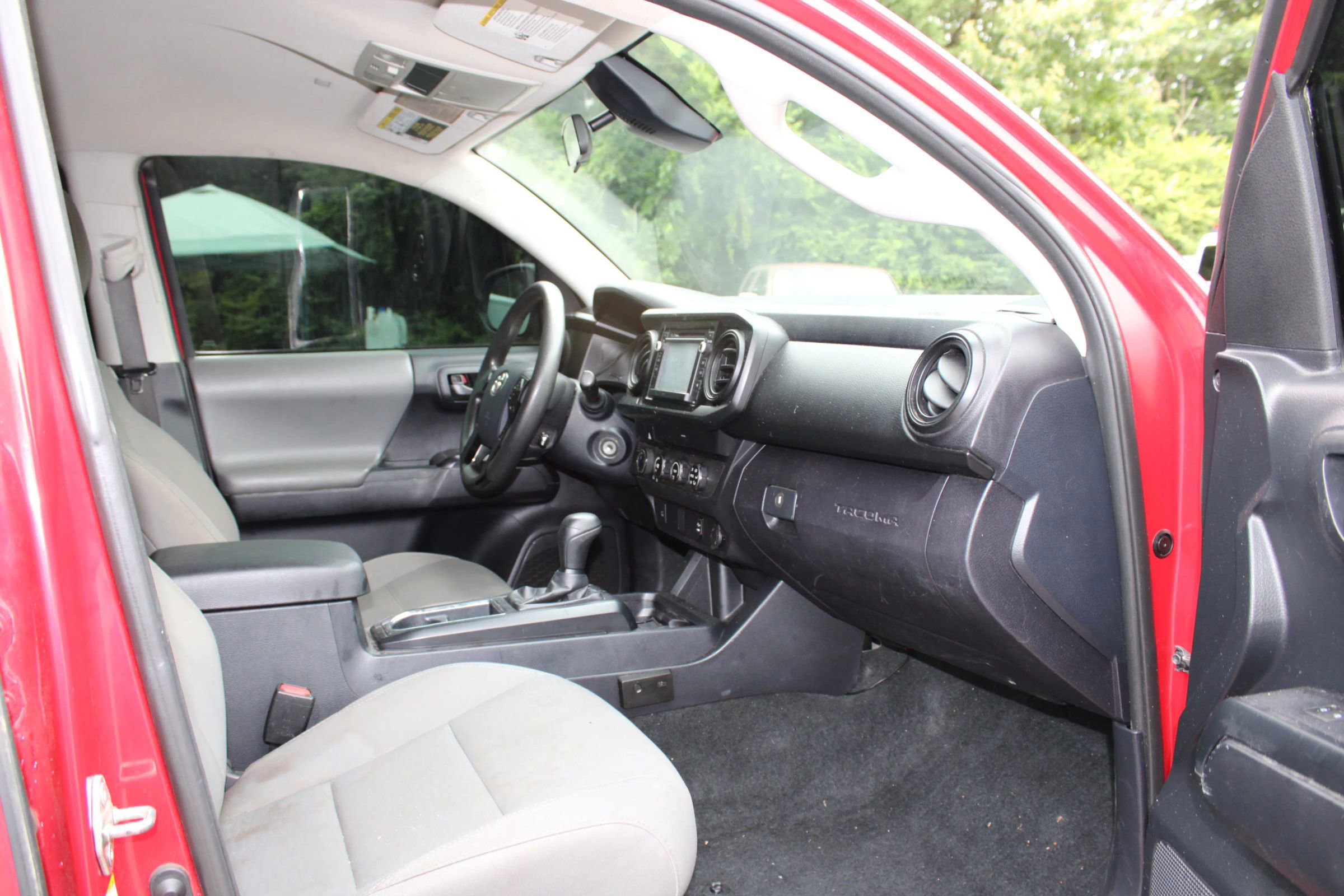 Used 2019 Toyota Tacoma SR image 18