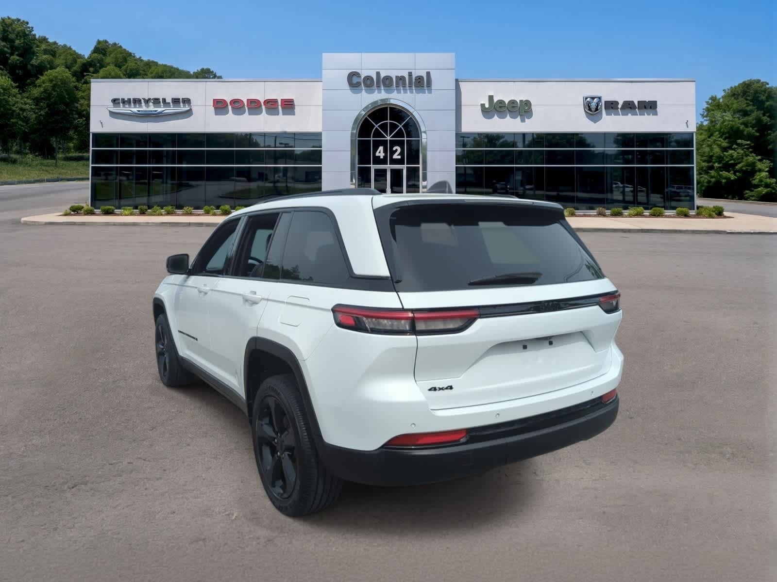 Used 2023 Jeep Grand Cherokee Altitude AWD/4WD image 4