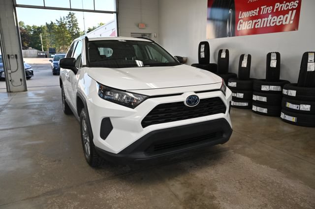 Used 2022 Toyota RAV4 LE AWD/4WD image 3