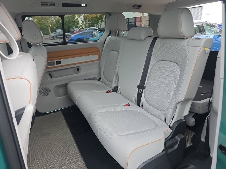 Used 2025 Volkswagen ID. Buzz Pro S Plus RWD image 14