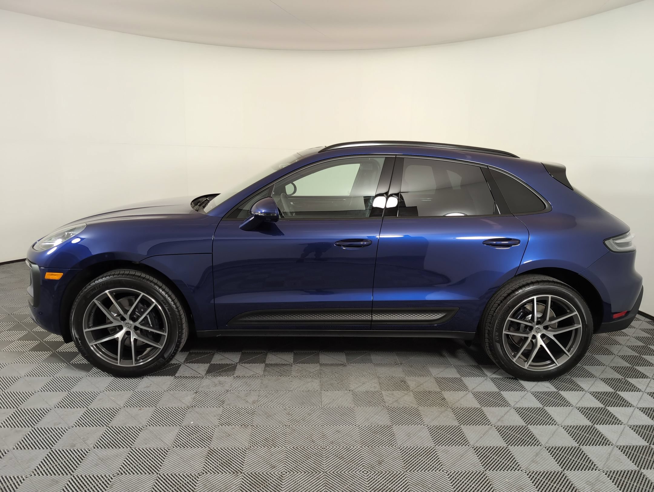 Certified 2025 Porsche Macan AWD/4WD image 2