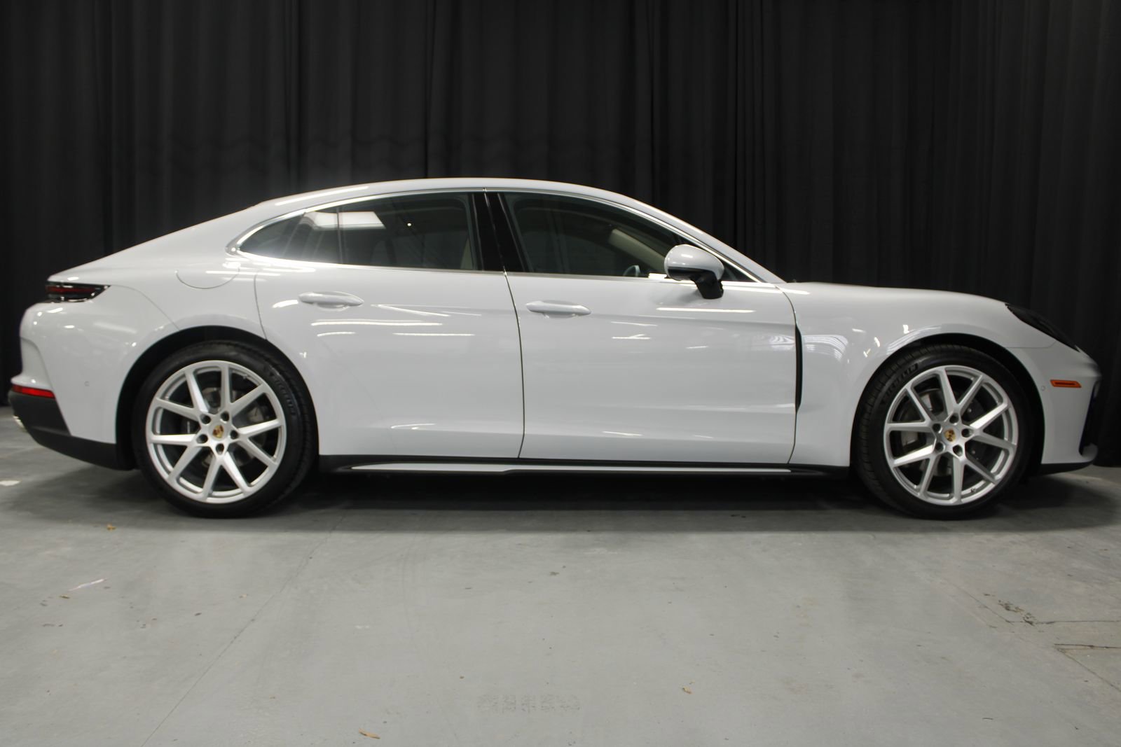 Used 2025 Porsche Panamera 4 image 2