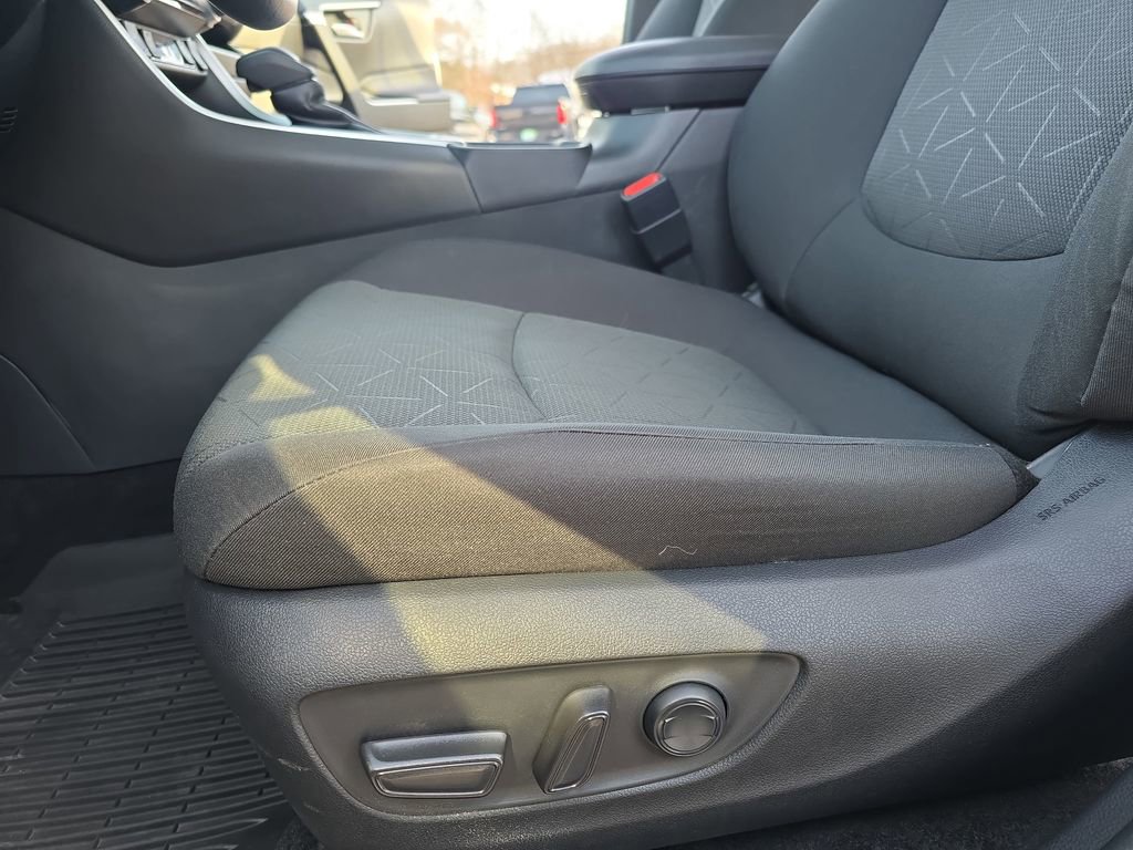 Used 2021 Toyota RAV4 XLE image 30