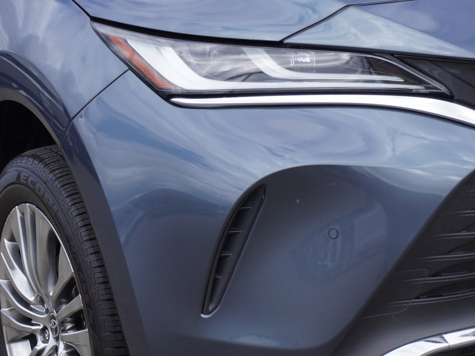 Used 2022 Toyota Venza XLE AWD/4WD image 3