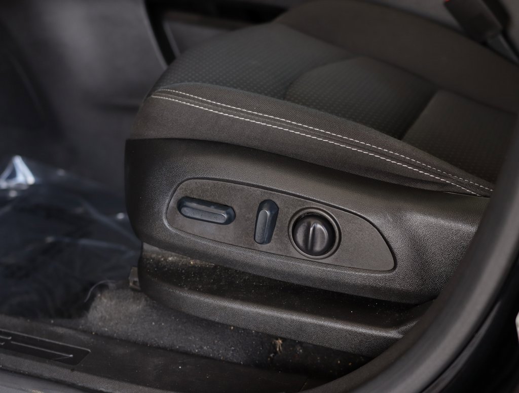 Used 2022 GMC Terrain SLE w/ Driver Convenience Package image 19