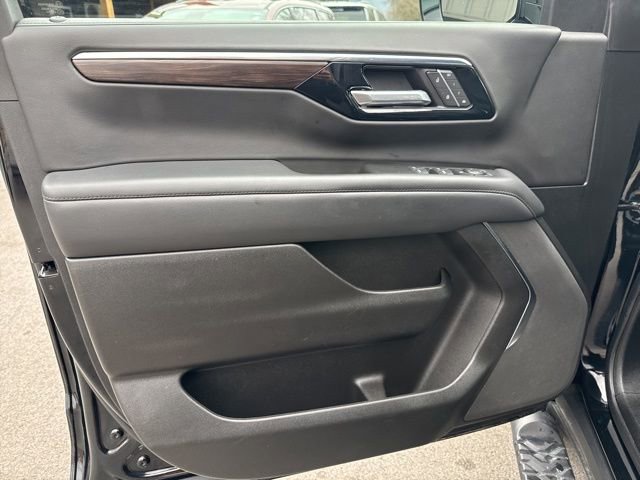 Used 2025 Chevrolet Suburban Z71 image 20