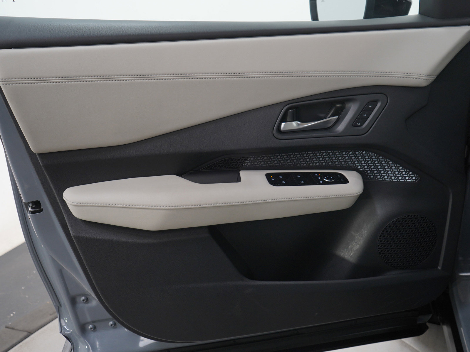 Used 2023 Nissan Ariya AWD image 21