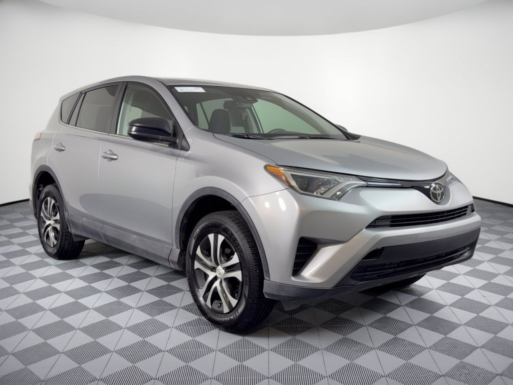 Used 2018 Toyota RAV4 LE FWD image 7