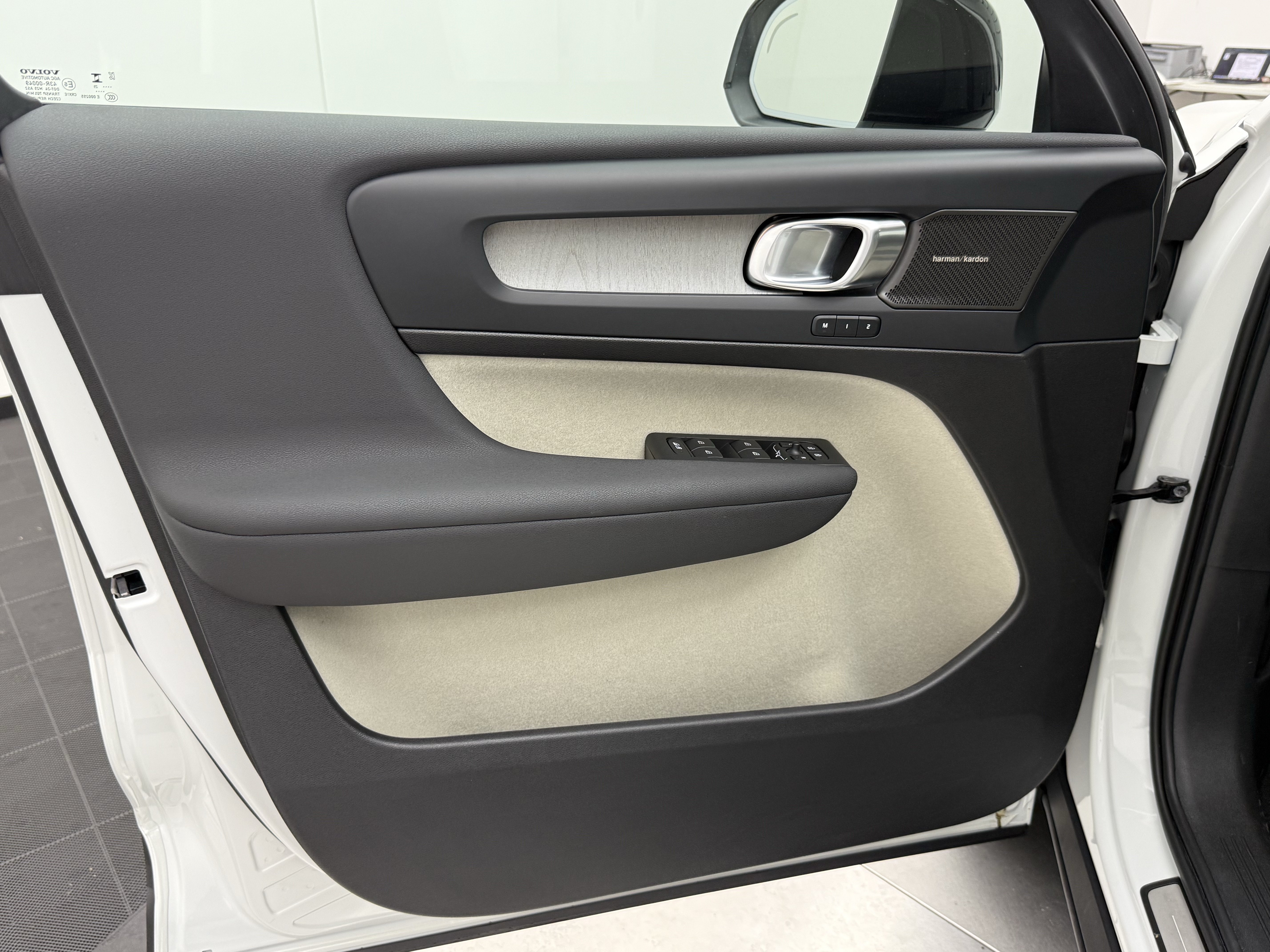 Certified 2025 Volvo XC40 B5 Ultra AWD/4WD image 10