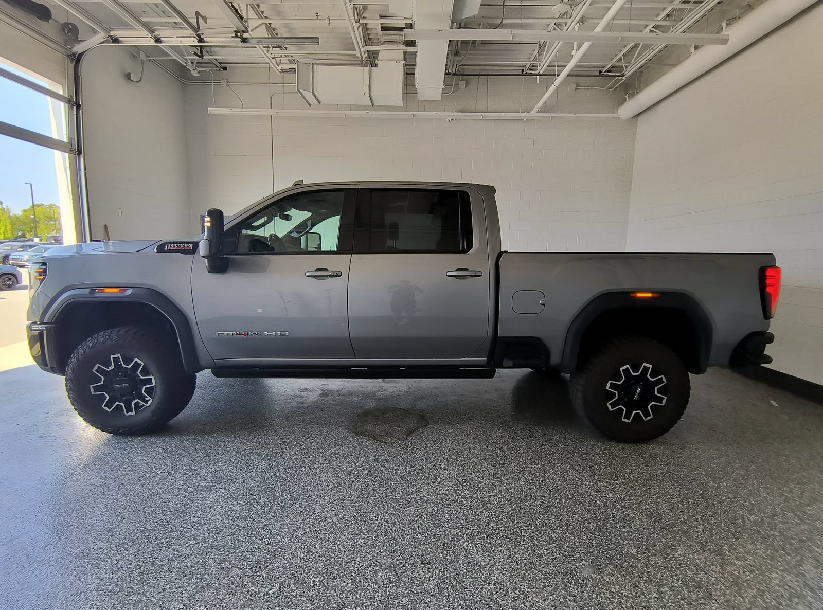 Used 2024 GMC Sierra 2500 AT4X AWD/4WD image 2