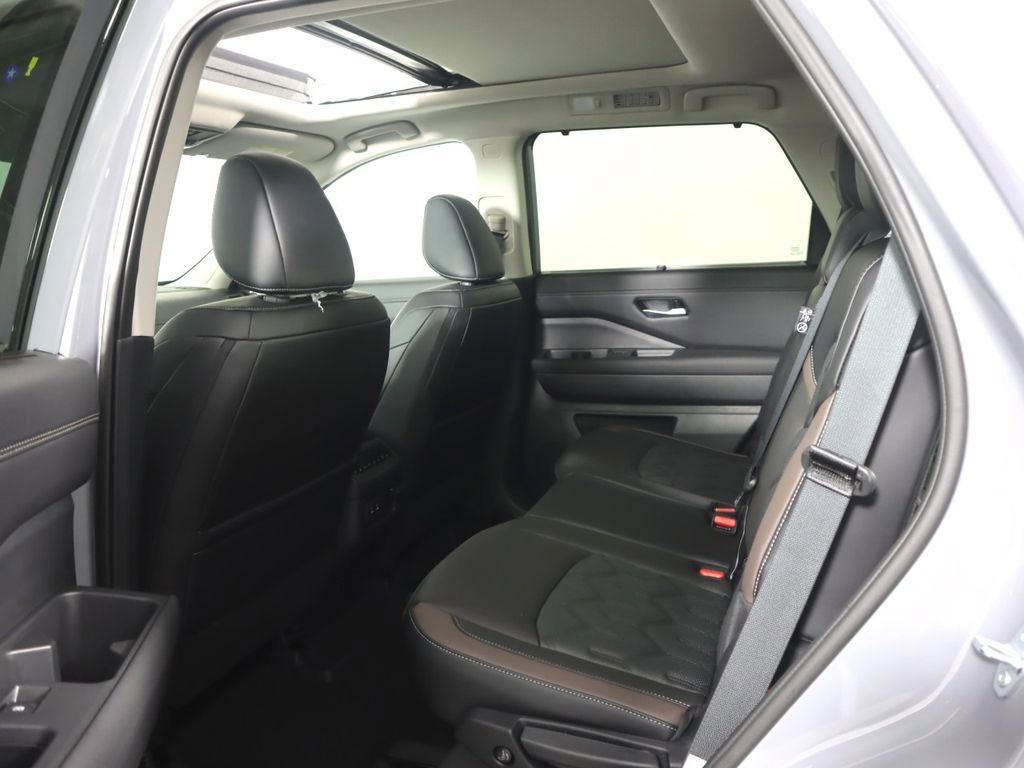 New 2026 Nissan Pathfinder Platinum w/ Cargo Package AWD/4WD image 18